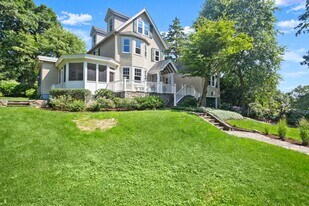 29 Weston Hill Rd in Greenwich, CT - Building Photo