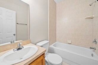 14196 Lakeside Blvd N in Shelby Township, MI - Foto de edificio - Building Photo