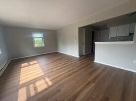 220 Glen Haven Rd, Unit E in New Haven, CT - Building Photo