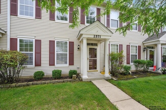 2571 Hillsboro Blvd in Aurora, IL - Foto de edificio - Building Photo