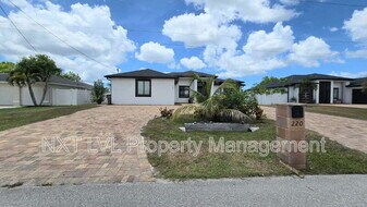 220 NE 8th Pl in Cape Coral, FL - Building Photo