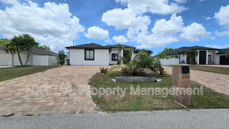 220 NE 8th Pl in Cape Coral, FL - Building Photo