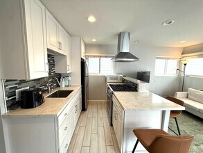 315 Sapphire Ave in Newport Beach, CA - Building Photo - Building Photo