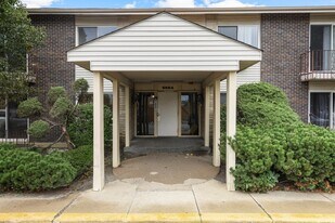 8884 Steven Dr in Des Plaines, IL - Building Photo