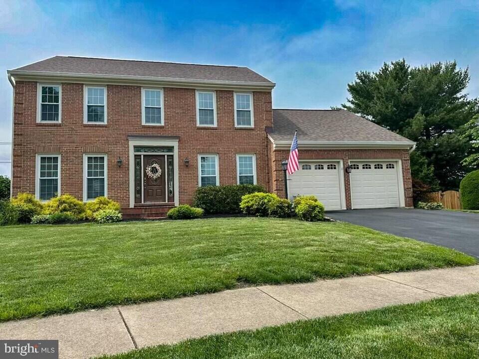 13222 Topsfield Ct in Herndon, VA - Building Photo