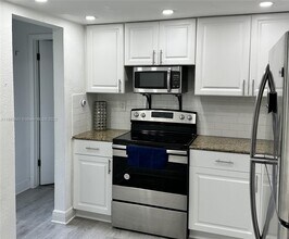 17500 NW 68th Ave in Hialeah, FL - Foto de edificio - Building Photo