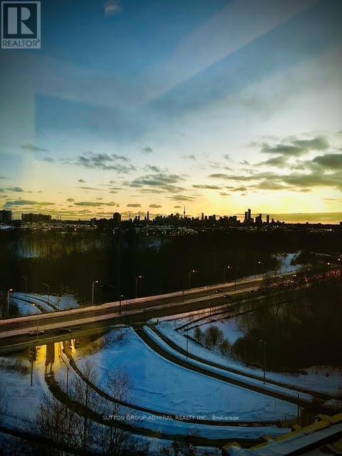 1 Quarrington Lane in North York, ON - Building Photo