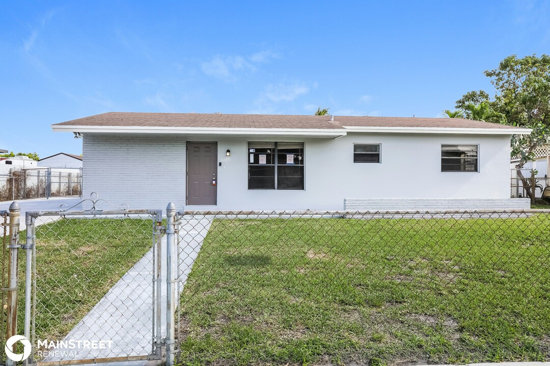 3227 NW 179th St in Miami Gardens, FL - Building Photo