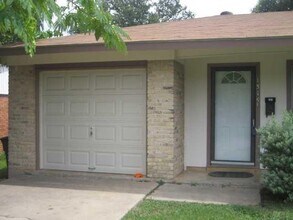 1514 Glencrest Dr in Austin, TX - Foto de edificio - Building Photo