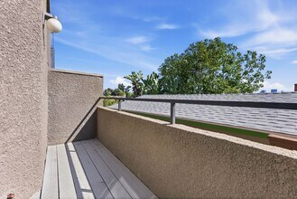 1083 1/2 W Kensington Rd in Los Angeles, CA - Building Photo - Building Photo