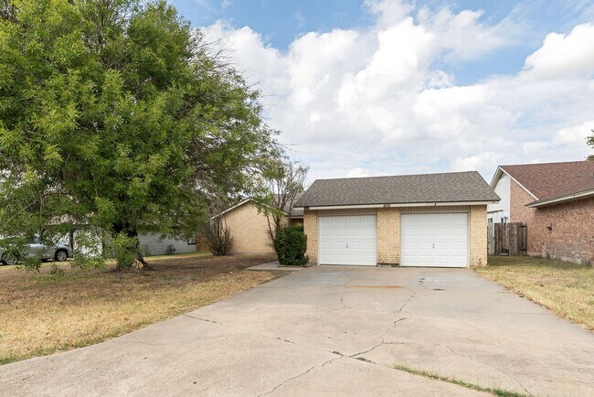 400 Yucca Dr in Round Rock, TX - Building Photo - Building Photo