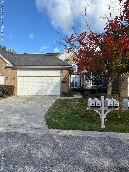 39484 Village Run Dr in Northville, MI - Building Photo