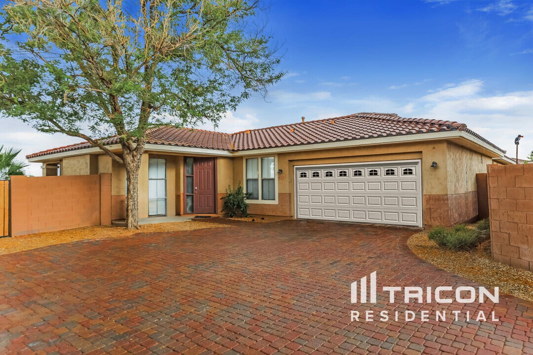 13574 W Cypress St in Goodyear, AZ - Building Photo
