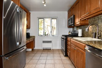 5301 Westbard Cir in Bethesda, MD - Foto de edificio - Building Photo