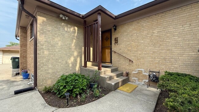 8507 N Olcott Ave in Niles, IL - Building Photo - Building Photo
