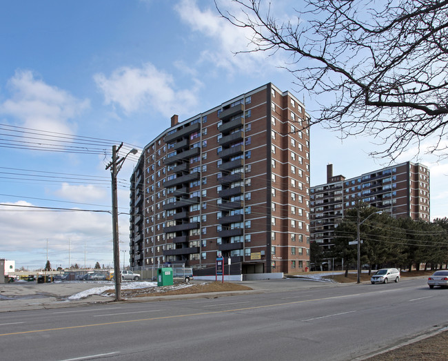 1385 Midland Ave in Toronto, ON - Building Photo - Building Photo