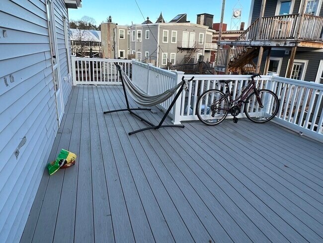 12 Weld Hill St in Boston, MA - Foto de edificio - Building Photo