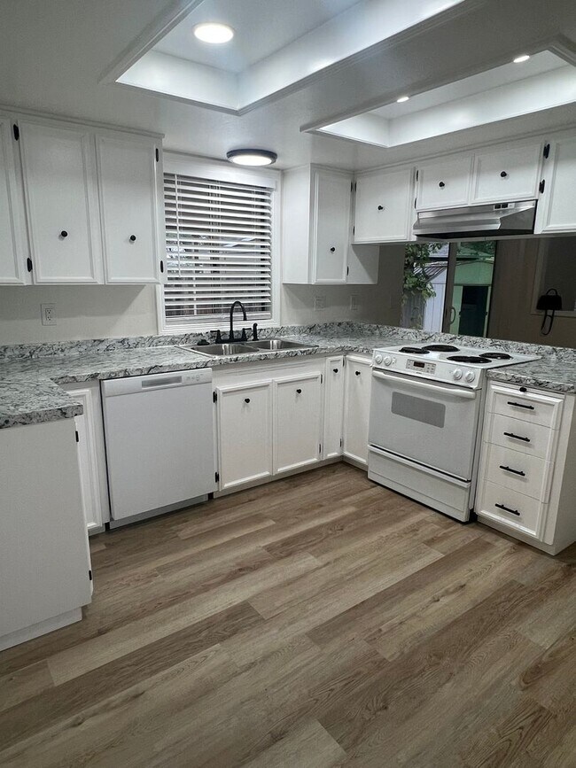 1134 Ruthie Ln in Redding, CA - Building Photo - Building Photo