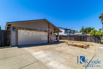 225 Millbrook Way in Vacaville, CA - Building Photo - Building Photo