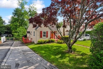 909 Old Lancaster Rd in Berwyn, PA - Building Photo - Building Photo