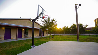 Kenedy Retreat in Kenedy, TX - Foto de edificio - Building Photo