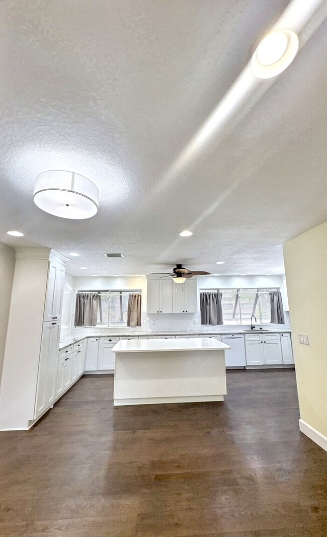 13963 Lake Point Dr in Clearwater, FL - Building Photo - Building Photo