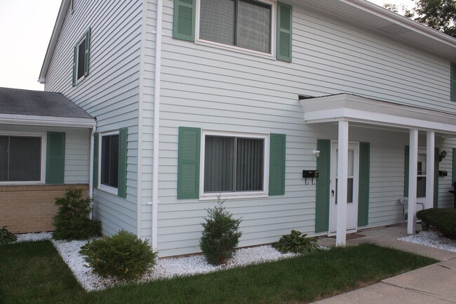 property at 10S432 Echo Ln