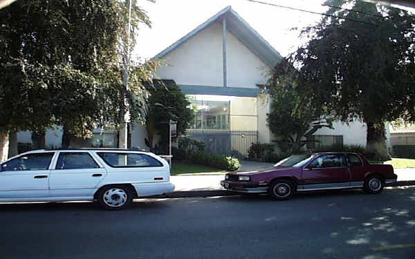 7636 Owensmouth Ave in Canoga Park, CA - Building Photo - Building Photo