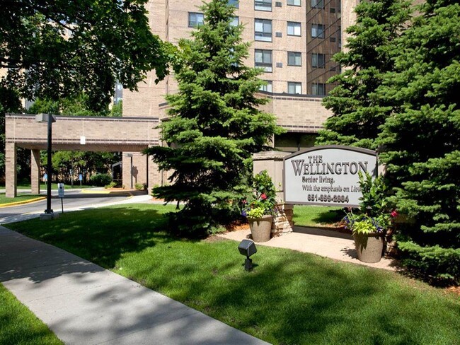 55+ The Wellington of Saint Paul in St. Paul, MN - Foto de edificio - Building Photo