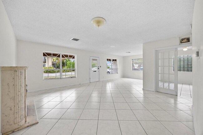 1828 N Palmway in Lake Worth Beach, FL - Building Photo - Building Photo