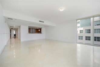 2627 S Bayshore Dr, Unit 801 in Miami, FL - Foto de edificio - Building Photo