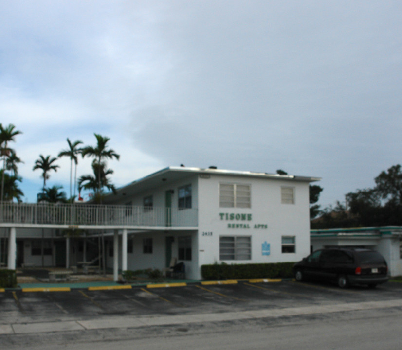 Tisone Apartments in Hollywood, FL - Building Photo