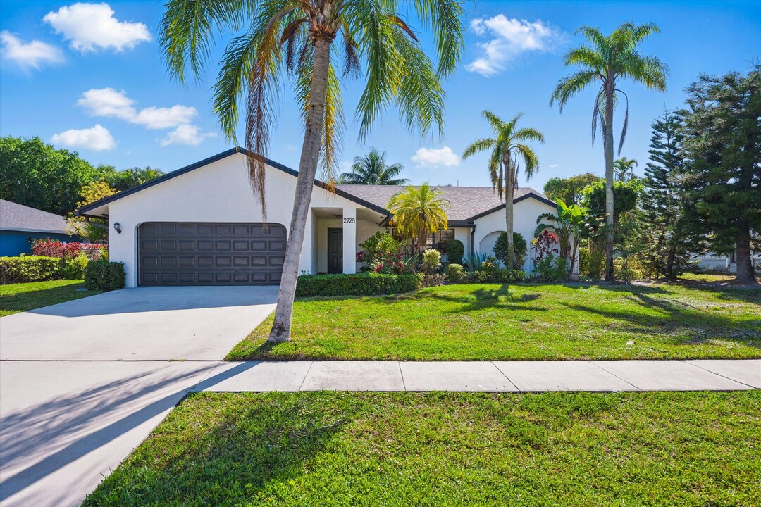 2725 Yarmouth Dr in Wellington, FL - Building Photo