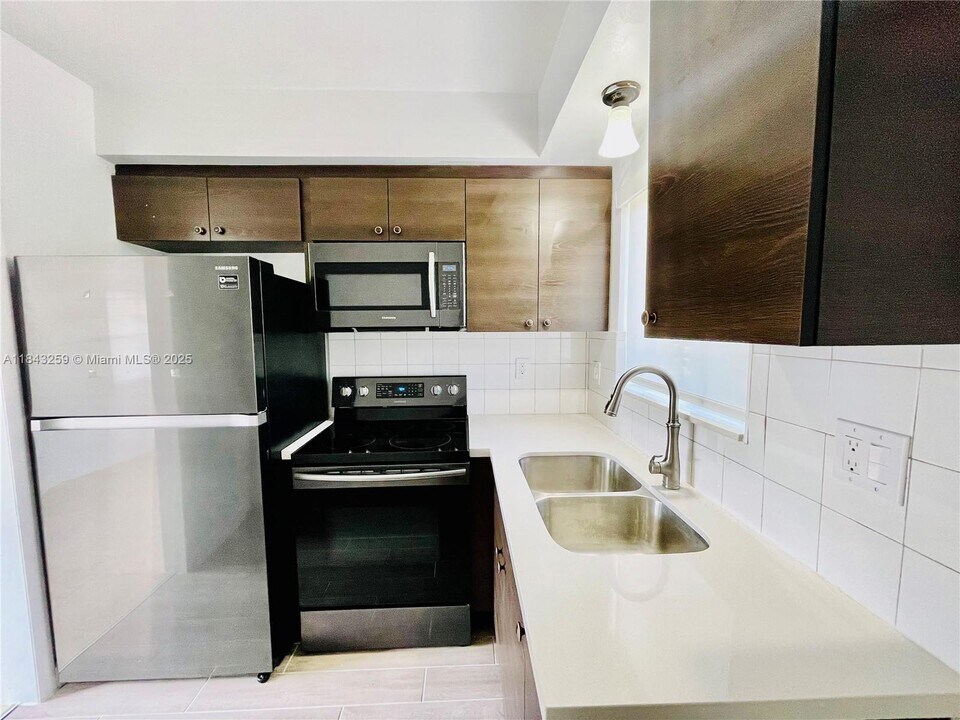 36 NW 52nd St in Miami, FL - Building Photo