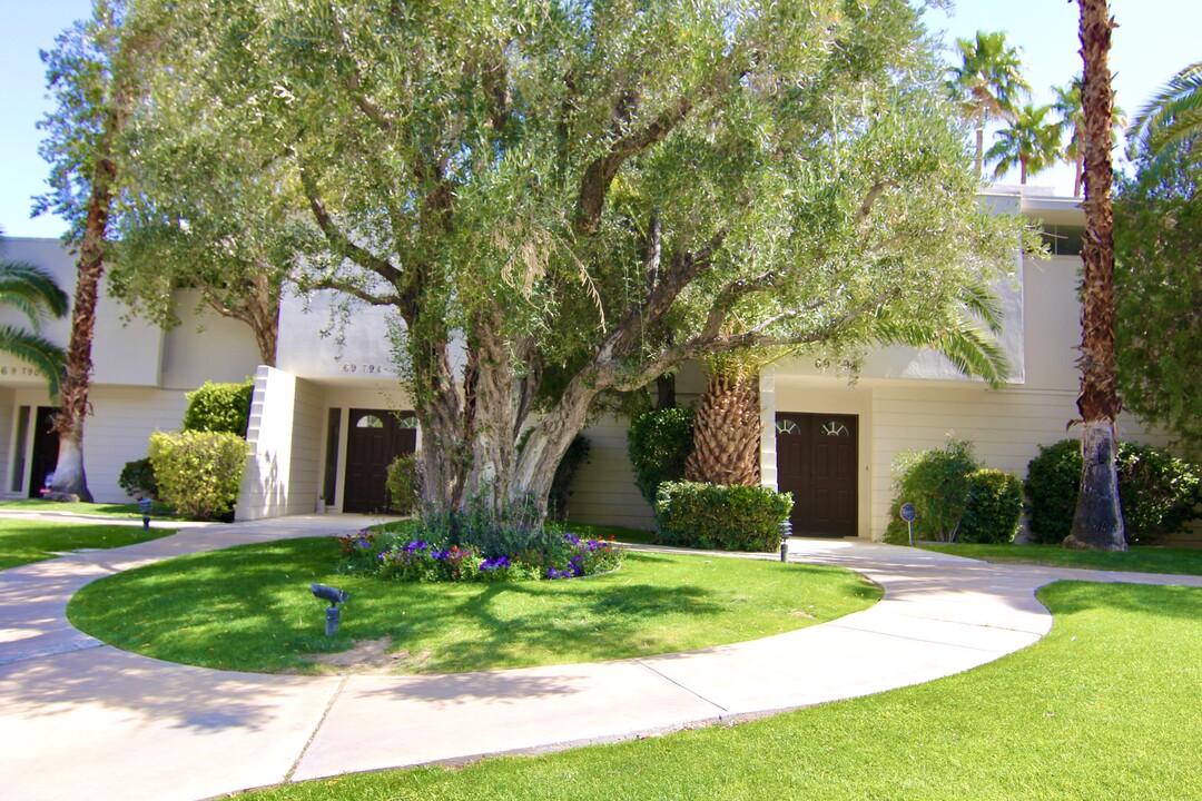 Mirage Cove Townhouses in Rancho Mirage, CA - Building Photo