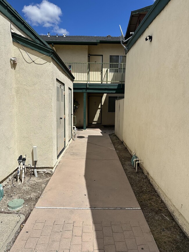 2652 Shadow Hills Dr in San Bernardino, CA - Foto de edificio - Building Photo