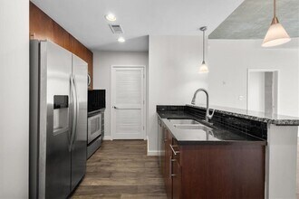 250 Pharr Rd NE in Atlanta, GA - Foto de edificio - Building Photo