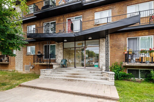 490 Chomedey Boul in Laval, QC - Building Photo - Building Photo