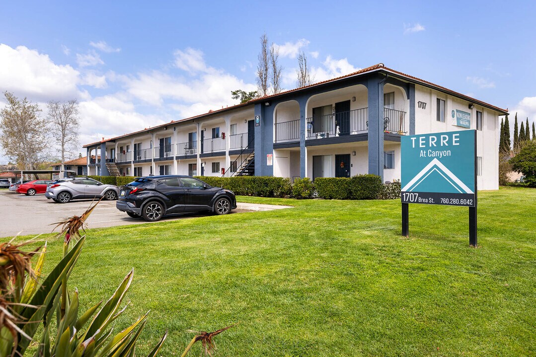 Terre at Canyon in Ramona, CA - Foto de edificio