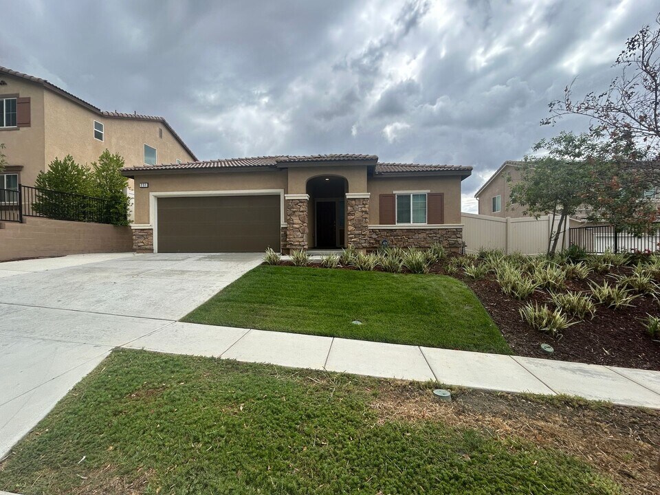 251 Tanglewood Dr in Calimesa, CA - Building Photo