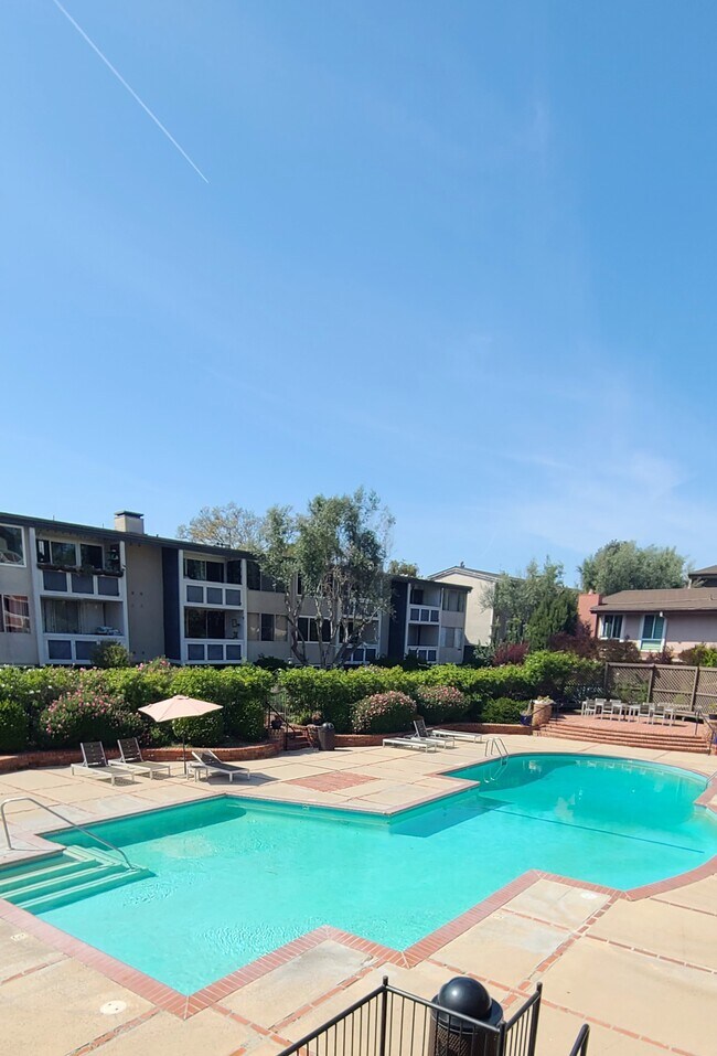 6375 Green Valley Cir, Unit 214 in Culver City, CA - Building Photo - Building Photo