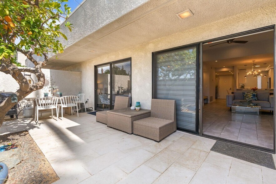 877 E Arenas Rd in Palm Springs, CA - Building Photo