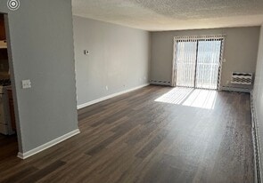 10 Bullocks Point Ave in East Providence, RI - Building Photo