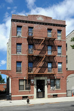 25-70 37th St in Astoria, NY - Foto de edificio - Building Photo