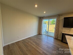 5616 Axil Ln in Charlotte, NC - Foto de edificio - Building Photo