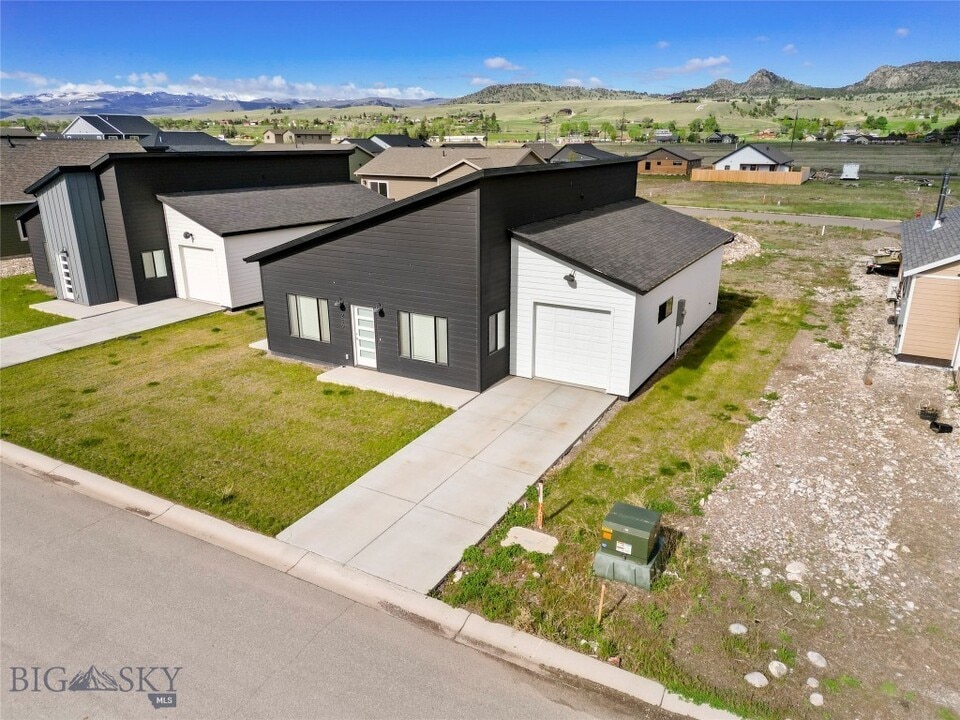 209 Pearl St in Ennis, MT - Building Photo