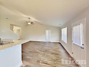 296 Fieldstone Ln in Springfield, TN - Foto de edificio - Building Photo