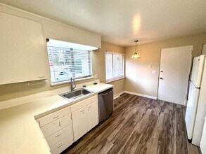 5629 89th Ave SE in Mercer Island, WA - Building Photo - Building Photo