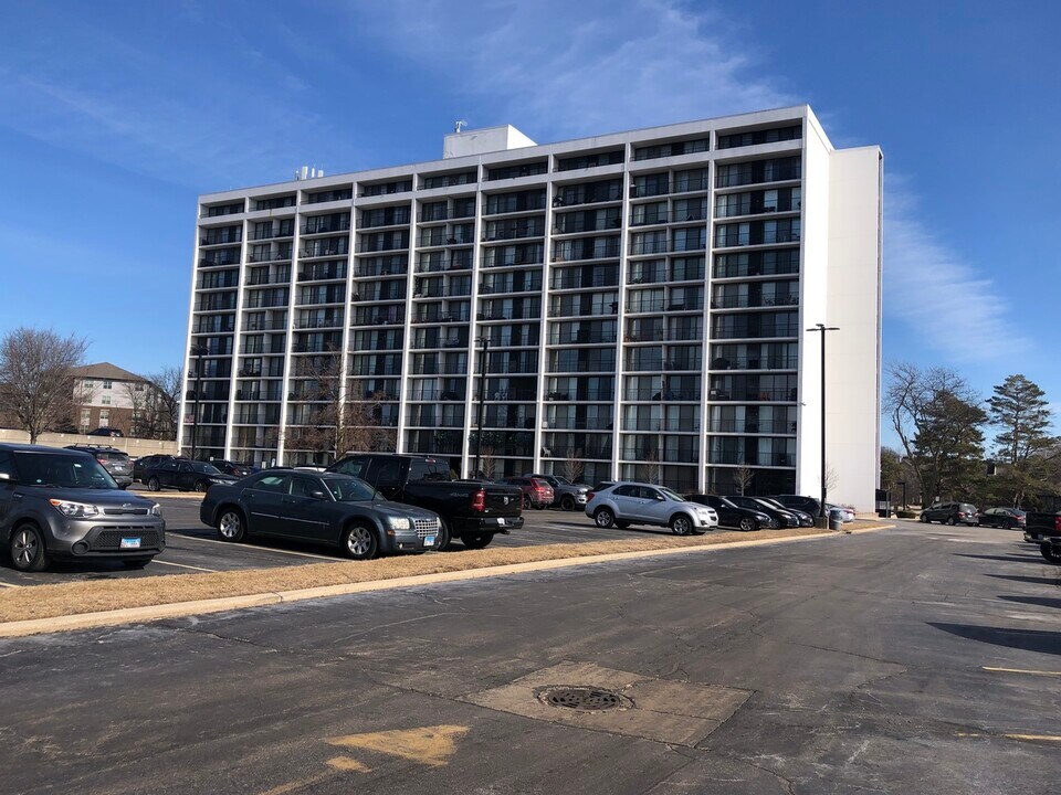 2005 S Finley Rd in Lombard, IL - Foto de edificio