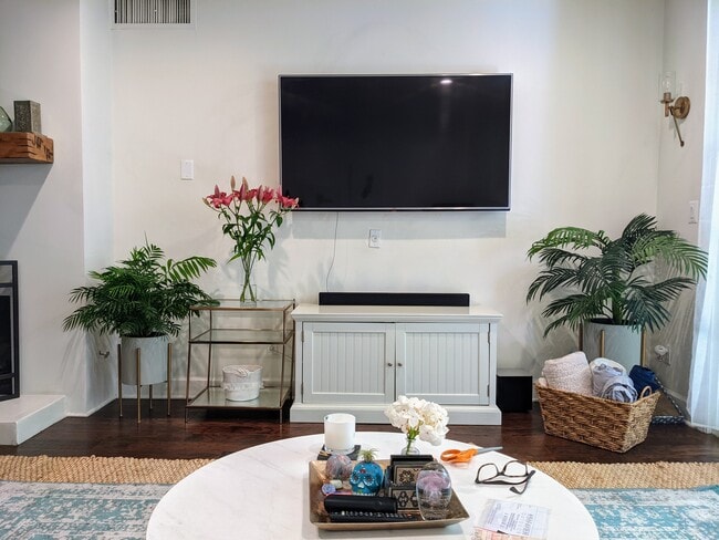11920 Dorothy St, Unit 103 in Los Angeles, CA - Building Photo - Building Photo